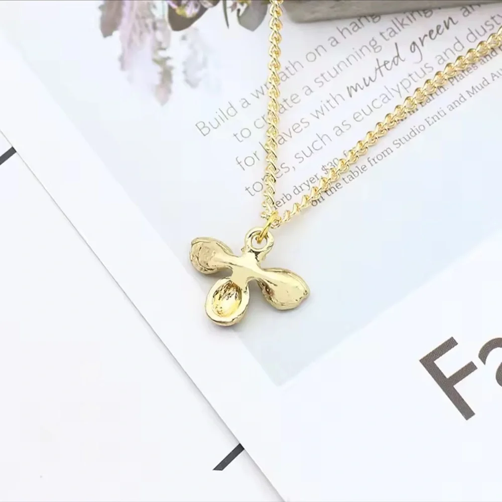 Gold Bee Pendant Necklace – Cute & Chic